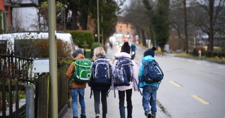 La scuola è a 1,3 chilometri da casa, e i genitori non ci stanno: «È troppo»