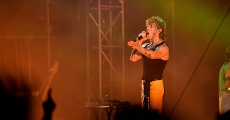 Irama, la popstar fan dell’antico Egitto che vive di notte
