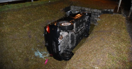 Fa una manovra sbagliata e finisce nel riale