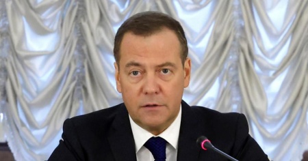 Medvedev: «Stiamo producendo più mezzi di distruzione. Il nostro nemico trincerato in Europa»