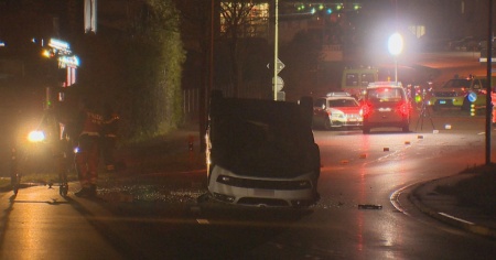 Sorpassi folli in serata: un'auto si ribalta e il pirata della strada scappa