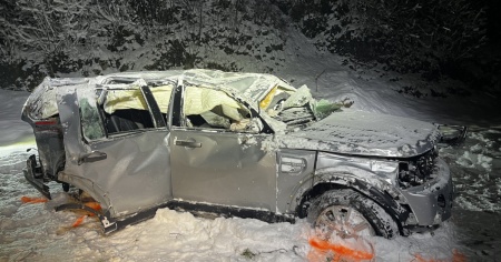 Strada innevata, l'auto sbanda e si ribalta: sei feriti