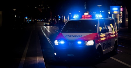 Parte un colpo, ferito alla gamba un 18enne