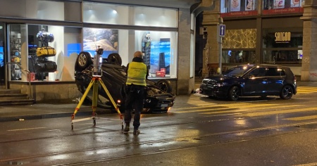 Spettacolare incidente, l'auto finisce a testa in giù