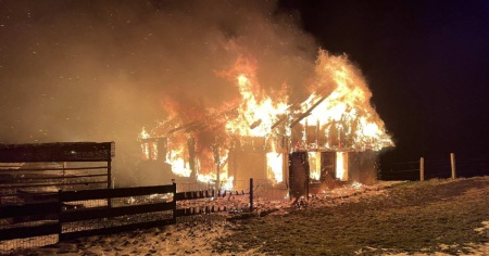 Casa distrutta dalle fiamme, inquilino ferito