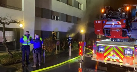 Incendio in un appartamento, trenta persone evacuate