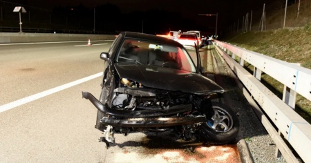In fuga dalla polizia, poi lo schianto. Due feriti