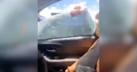 La donna non collabora. L'agente le frantuma il vetro dell'auto