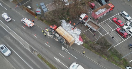 Camion si ribalta, migliaia di lattine finiscono in strada