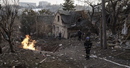 Esplosione in diretta: l'arrivo di un razzo a Kramatorsk, alle spalle dell'inviato