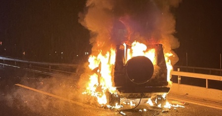 Auto in fiamme sull'A2, autostrada chiusa per varie ore