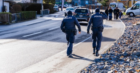 Aggrediti e derubati da un gruppo di estranei