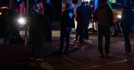 Rissa in un appartamento: un ferito grave e cinque arresti