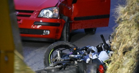 Frontale con un'auto, ferito un motociclista