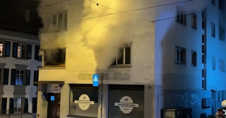 Stabile in fiamme, sei persone in ospedale