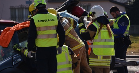 Incidente alla rotonda, donna bloccata fra le lamiere