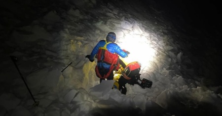 Sepolto sotto la neve per sei ore, tratto in salvo dalla Rega