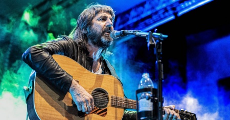 L’odissea di Omar Pedrini: «Operato 6 volte al cuore, vivo con una spada di Damocle sulla testa»