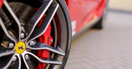 Ferrari, dei razzi per la sua prima elettrica?