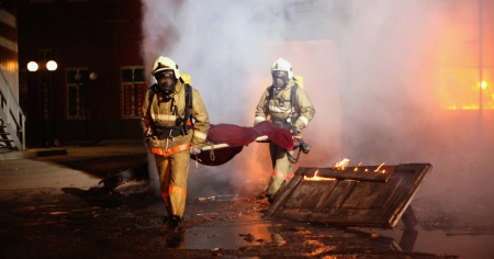 Incendio in una casa plurifamiliare: tre i feriti