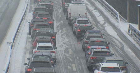 La neve fa sbandare i camion: traffico caotico al San Gottardo