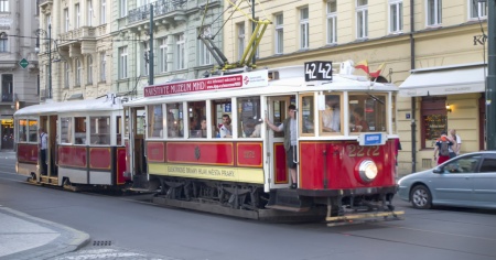 I vecchi tram di Zurigo in partenza per l'Ucraina