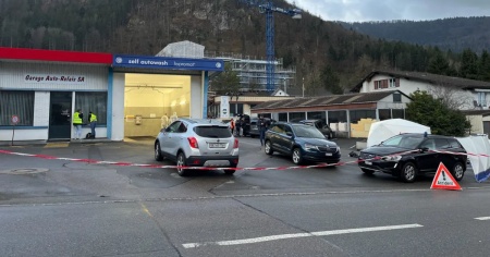 Omicidio al distributore, la vittima è un 57enne svizzero