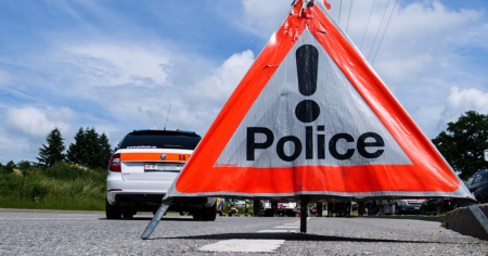 Va a sbattere in autostrada, esce dall'auto e viene investito (tre volte)