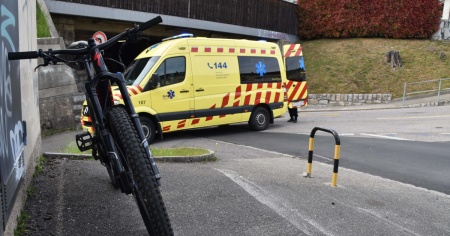 Ciclista colpita da un'auto, cade e si ferisce