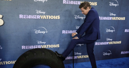 Jeremy Renner con il bastone sul tappeto rosso di Rennervations