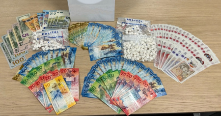 Fermato mentre spacciava, ingoia diverse dosi di cocaina