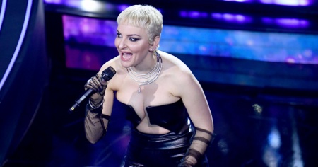 Arisa: «Meglio soli che con chiunque, in amore ora aspetto»