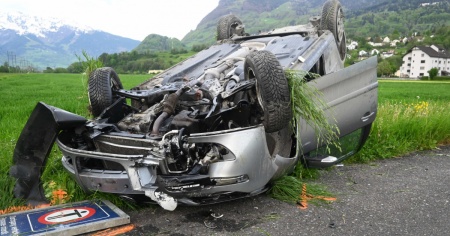 Si schianta contro un masso, esce dall'auto ribaltata e se ne va
