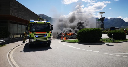 Auto in fiamme all'area di sosta di Bellinzona