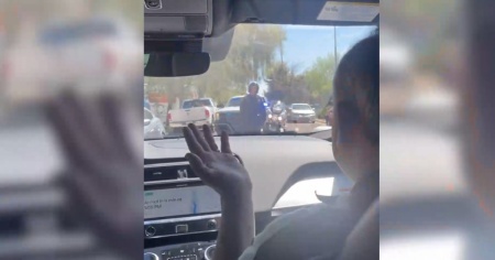 La polizia devia il traffico, ma la macchina autonoma se ne frega