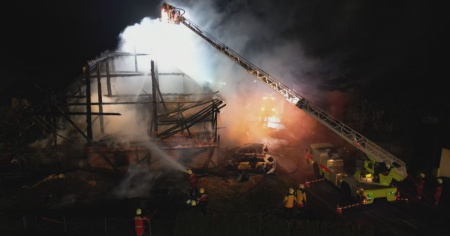 Grosso incendio nella notte, ingenti i danni e un uomo in ospedale