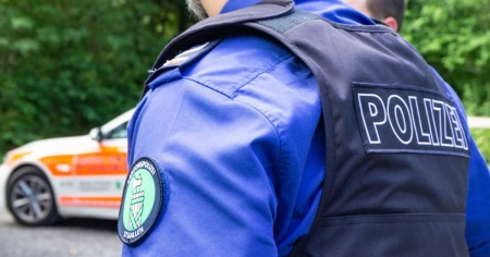 Alunni e insegnanti, tutti fuori. Scuola evacuata per una minaccia