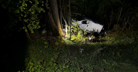 Il furgone esce di strada e finisce nel letto del fiume, morto un passeggero