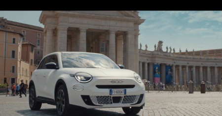 Fiat scopre la 600e in un video
