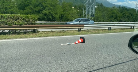 C’è un cono in autostrada, due auto tamponate