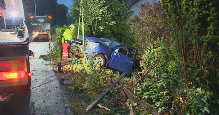 Esce di strada e finisce in un giardino, perde la vita un 23enne