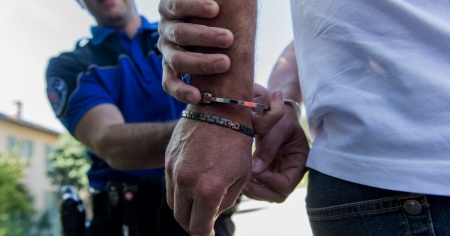 Derubano un'anziana e la fanno cadere a terra: due arresti