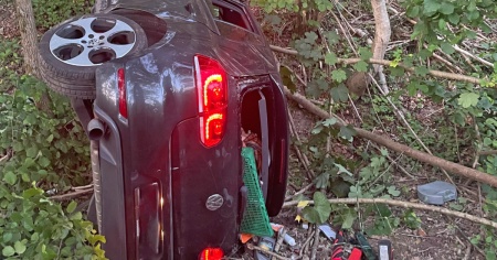 Prima alza il gomito, poi si rovescia fuori strada