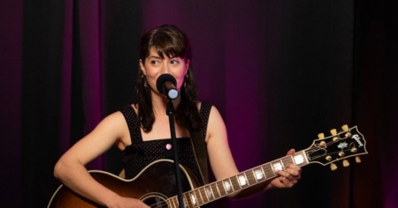 «Ho tradotto una mia canzone in italiano per poter cantare con i ticinesi»