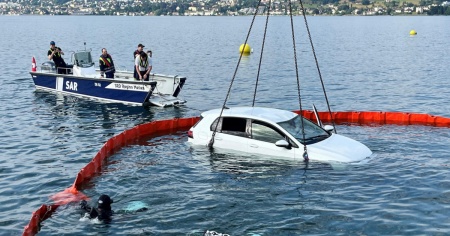 Esce di strada e finisce sul fondale del lago di Zurigo