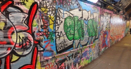 Autore di oltre cento graffiti interrogato dalla polizia