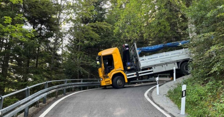 Il camion si incastra in curva: passo chiuso per oltre 3 ore