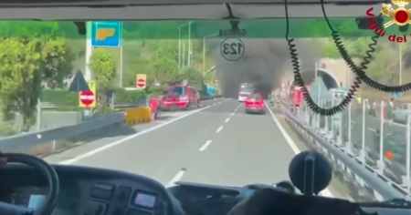 L'autista eroe salva i passeggeri del bus a fuoco nel tunnel, è un comasco di 56 anni ma è grave