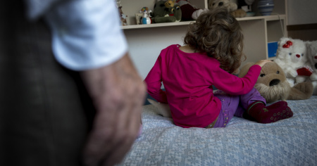 Pedofili condannati: non sempre viene imposto il divieto di contatto con bambini