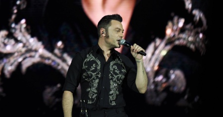 La confessione di Tiziano Ferro: «Ho un nodulo alle corde vocali»